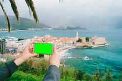 智能手机手空白屏幕背景小镇黑山共和国