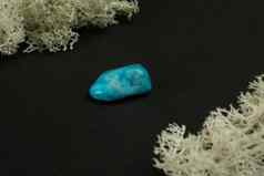 硅硼钙石绿松石模仿共和国南非洲rsa自然矿物石头黑色的背景包围莫斯矿物学地质魔法半珍贵的石头样品矿物质