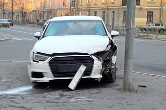 前面部分损坏的<strong>车</strong>结果事故<strong>波兰车</strong>事故保险