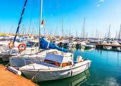 美丽的奢侈品游艇电动机船锚定港热夏天一天蓝色的水玛丽娜蓝色的天空