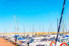 美丽的奢侈品游艇电动机船锚定港热夏天一天蓝色的水玛丽娜蓝色的天空