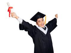 兴奋年轻的男人。黑色的毕业礼服帽显示文凭