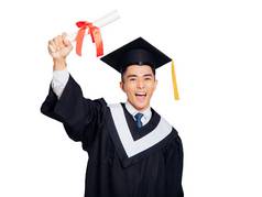 兴奋年轻的男人。黑色的毕业礼服帽持有文凭