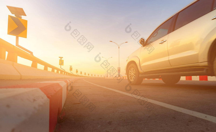 运动模糊车开车曲线路交通标志路旅行夏天假期车开车街日落光夏天旅行车太阳能面板能源曲线交通标志