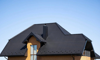 棕色（的）波纹金属配置文件屋顶安装现代房子阁楼窗户屋顶波纹表屋面金属配置文件波浪形状现代屋顶使金属金属屋面