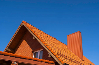 红色的波纹金属<strong>配置</strong>文件屋顶安装现代房子屋顶波纹表屋面金属<strong>配置</strong>文件波浪形状现代屋顶使金属金属屋面