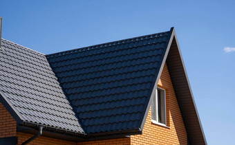 灰色波纹金属配置文件屋顶安装现代房子屋顶波纹表屋面金属配置文件波浪形状现代屋顶使金属金属屋面