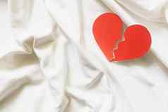 破碎的红色的心白色纺织离婚概念