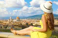 美丽的年轻的女人他坐着墙惊人的全景视图弗洛伦斯托斯卡纳意大利