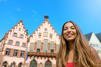 城市旅游生活方式德国年轻的女人参观法兰克福小镇微笑旅游女人罗默伯格广场法兰克福德国