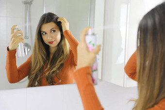 年轻的女人应用干洗发水头发快容易头发清洁干洗发水