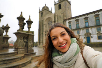 快乐年轻的女人自拍照片前面港口大教堂冬天时间肖像美丽的女孩港口葡萄牙