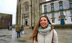 年轻的旅游女人站前面港口大教堂下雨一天港口葡萄牙