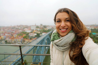 快乐年轻的<strong>女人</strong>自<strong>拍照片</strong>港口城市景观背景冬天时间肖像美丽的女孩港口葡萄牙