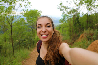 年轻的徒步旅行者女人肖像巴西森林