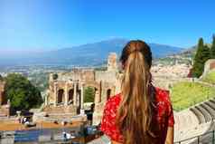美丽的年轻的女模型废墟古老的希腊剧院陶尔米纳埃特纳火山火山背景西西里意大利