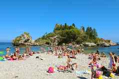 陶尔米纳意大利6月游泳者海滩陶尔米纳伊索拉漂亮岛背景