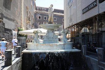 卡塔尼亚西西里6月amenano喷泉大理石<strong>雕塑</strong>地下河运行卡塔尼亚<strong>城市</strong>中心西西里意大利
