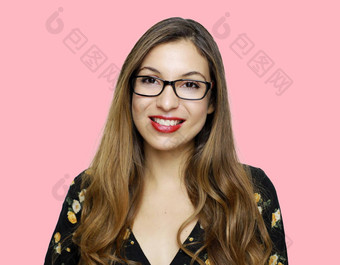 工作室肖像年轻的时尚微笑女孩粉红色的背景积极的年轻的聪明的女人眼镜黑色的用花装饰的衣服微笑完美的牙齿