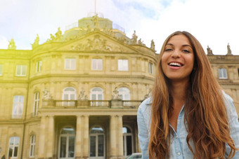 微笑年轻的女人前面新城堡宫斯图加特德国