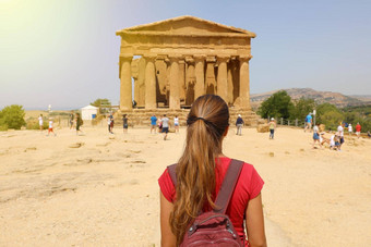 年轻的女人肯考迪娅寺庙谷寺庙agrigento西西里旅行者女孩访问希腊寺庙南部意大利大希腊
