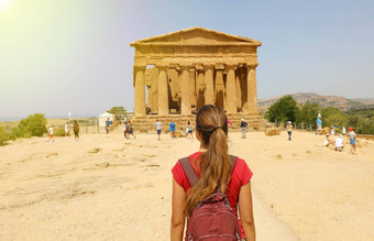 年轻的女人肯考迪娅<strong>寺庙</strong>谷<strong>寺庙</strong>agrigento西西里旅行者女孩访问希腊<strong>寺庙</strong>南部意大利大希腊