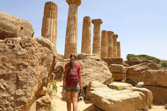 年轻的女人走谷寺庙agrigento西西里旅行者女孩访问<strong>希腊</strong>寺庙南部意大利