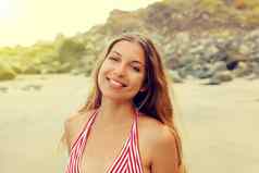 肖像年轻的女人比基尼热带海滩相机夏天假期晒黑概念