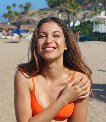 美丽的微笑女孩橙色比基尼热带海滩肖像快乐年轻的女人微笑海浅黑肤色的女人晒黑女孩泳装享受太阳海滩