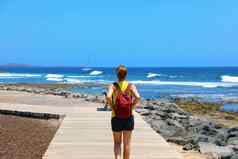 女徒步旅行者走走猫步壮观的景观playa这些美洲海滩tenerife西班牙