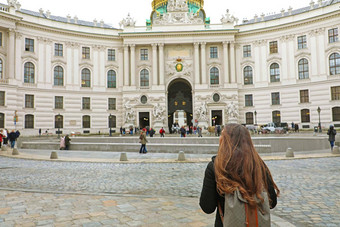 年轻的女背包客参观霍夫堡宫维也纳奥地利
