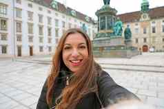 快乐快乐的女人维也纳冬天时间旅行欧洲女孩肖像霍夫堡宫院子里维也纳奥地利