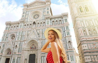 快乐美丽的女人享受假期托斯卡纳微笑旅行者女孩享受夏天假期弗洛伦斯意大利