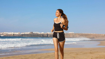 运行女人听音乐电话体育手镯触屏耳机夏天海滩健身女孩慢跑培训有氧运动臀大肌