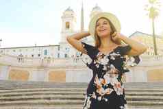 旅行意大利美丽的年轻的女人西班牙语步骤著名的具有里程碑意义的罗马夏天假期欧洲