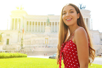 微笑美丽的旅游女孩威尼斯广场著名的具有里程碑意义的罗马夏天假期意大利