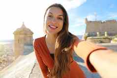 快乐美丽的旅游女人采取自拍照片利坎特西班牙旅行者女孩采取肖像圣诞老人芭芭拉城堡利坎特西班牙语旅游目的地欧洲