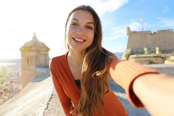 快乐美丽的旅<strong>游</strong>女人采取自拍照片利坎特西班牙旅行者女孩采取肖像圣诞老人芭芭拉城堡利坎特西班牙语旅<strong>游</strong>目的地<strong>欧洲</strong>