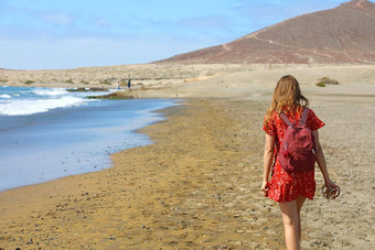 热带旅行年轻的女人红色的衣服背包<strong>走光</strong>着脚海海滩享受景观