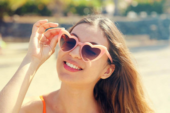 微笑女孩粉红色的心<strong>洛丽塔</strong>太阳镜海滩假期假期旅行自由概念