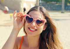 微笑女孩粉红色的心洛丽塔太阳镜海滩假期假期旅行自由概念