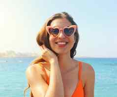 微笑女孩粉红色的心洛丽塔太阳镜海滩假期假期旅行自由概念