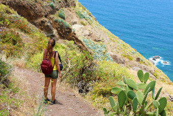 旅行者<strong>徒步</strong>旅行者女人享受景观tenerife西班牙自然旅游背包<strong>客徒步</strong>旅行冒险概念