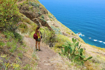 旅行者<strong>徒步</strong>旅行者女人享受景观tenerife西班牙自然旅游背包<strong>客徒步</strong>旅行冒险概念