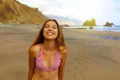 微笑美丽的比基尼女人海滩享受热带旅行夏天假期