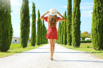 旅行托斯卡纳年轻的女人走美丽的田园景观车道柏托斯卡纳农村意大利
