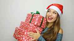圣诞节购物女人持有礼物微笑快乐一边白色背景女孩穿圣诞老人他持有礼物