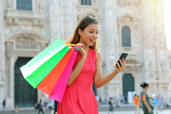 购物者女人购物智能手机商业广场