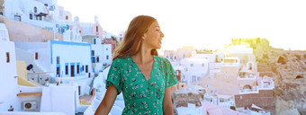 年轻的旅行者女人参观地中海村aio圣托里尼岛岛全景横幅图片女孩走典型的白色希腊房子圣托里尼岛