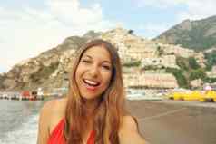 肖像有吸引力的年轻的女人positano城市阿海岸意大利微笑比基尼女孩positano城市背景夏天假期意大利